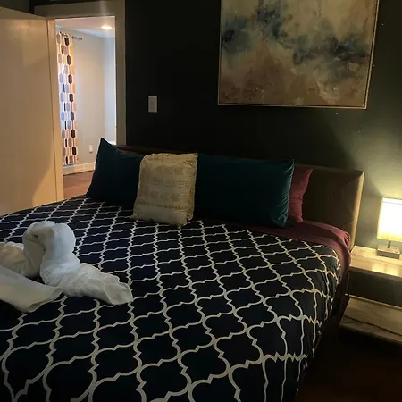 Chic & Cozy 1-Bedroom Apartment With Free Parking